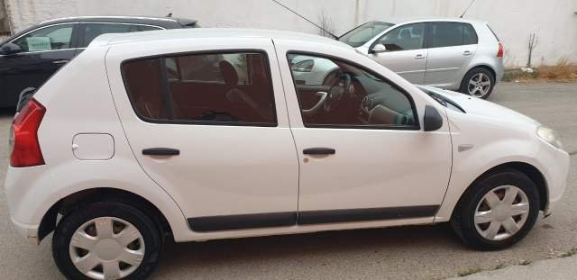 Tirane, shes makine Dacia SORENDO Viti 2012, 5.000 Euro