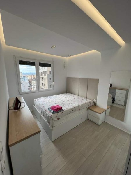Tirane, jepet me qera apartament 1+1 Kati 11, 50 m² 600 Euro (Rruga e Barrikadave)