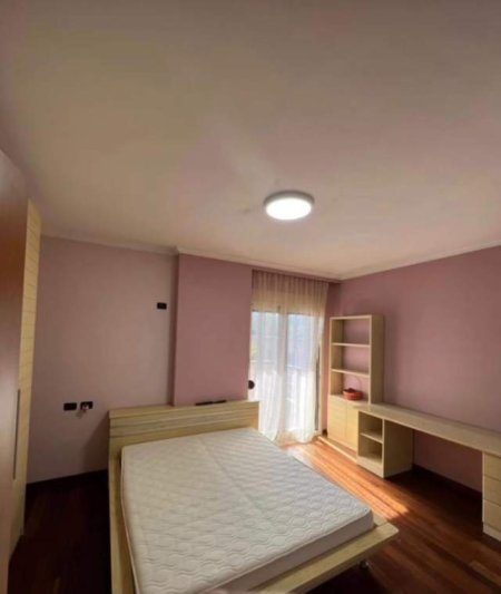 Tirane, jepet me qera apartament Kati 4, 100 m² 700 Euro (Sheshi Willson)