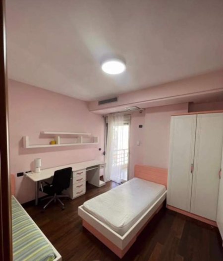 Tirane, jepet me qera apartament Kati 4, 100 m² 700 Euro (Sheshi Willson)