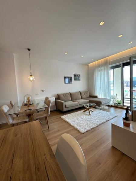 Tirane, jepet me qera apartament 2+1 Kati 10, 100 m² 700 Euro (Kompleksi Kontakt)