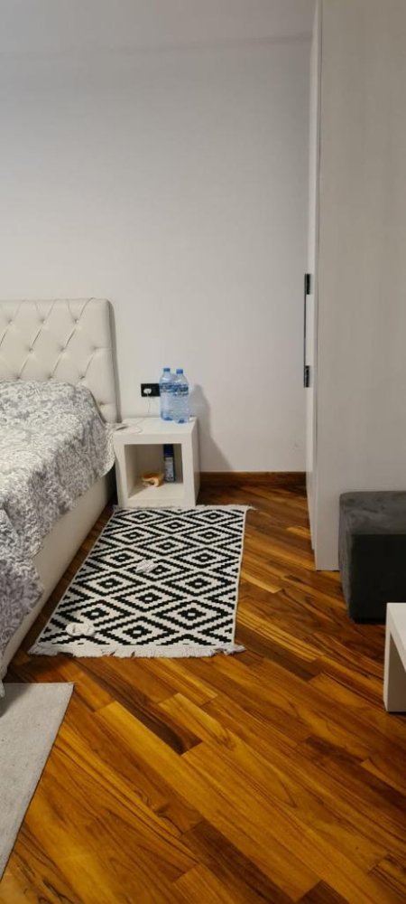 Tirane, jepet me qera apartament 1+1 Kati 7, 100 m² 500 Euro (Ish-Ekspozita)