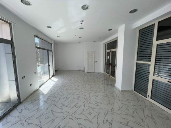 Tirane, jepet me qera ambjent biznesi Kati 2, 57 m² 800 Euro (Rruga e Kavajes)