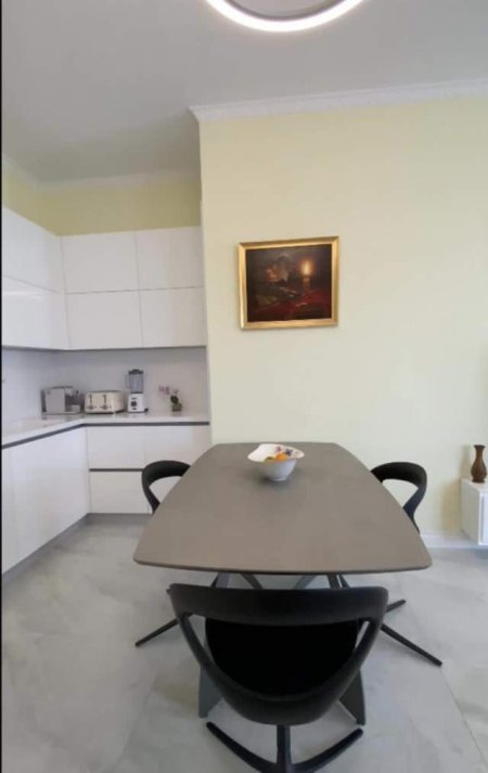 Tirane, jepet me qera apartament 2+1 Kati 5, 98 m² 1.400 Euro (Rr. Kavajes)