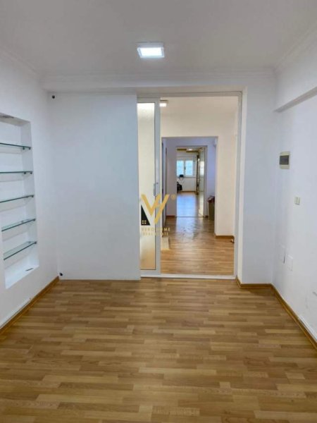 Tirane, jepet me qera zyre Kati 2, 122 m² 1.100 Euro (QENDER)