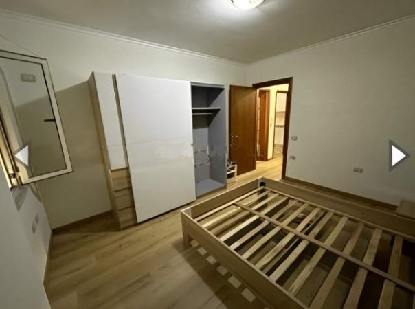 Tirane, jepet me qera apartament 1+1 Kati 5, 450 Euro (Komuna e Parisit)