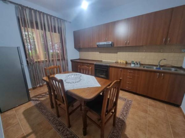 Tirane, jepet me qera apartament 2+1 Kati 2, 150 m² 400 Euro (Rruga e Dibres)