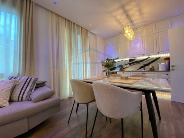 Tirane, jepet me qera apartament 2+1+BLK Kati 1, 90 m² 800 Euro (Rruga e Kavajes)