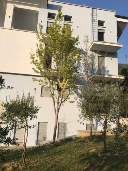 Tirane, jepet me qera Vile 3+1+A+BLK Kati 0, 350 m² 1.200 Euro (dajt)