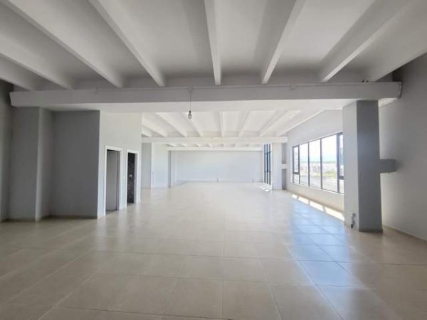 Tirane, jepet me qera magazine Kati 0, 1.800 m² 8.100 Euro (Kashar)