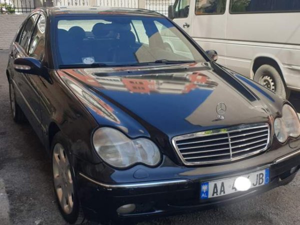 Tirane, shitet makine Mercedes-Benz Benz C class Viti 2001, 2.700 Euro