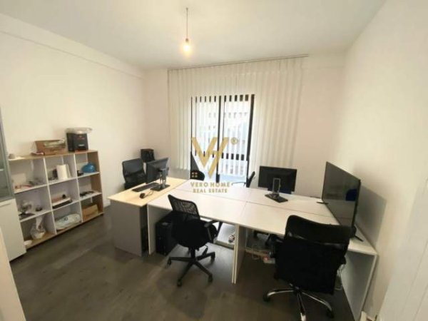 Tirane, jepet me qera zyre Kati 4, 131 m² 750 Euro (rruga e kavajes)