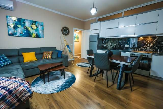 Korce, jap me qera apartament 2+1+BLK Kati 3, 90 m² 50 Euro (Rruga 1 Maji Korçë)