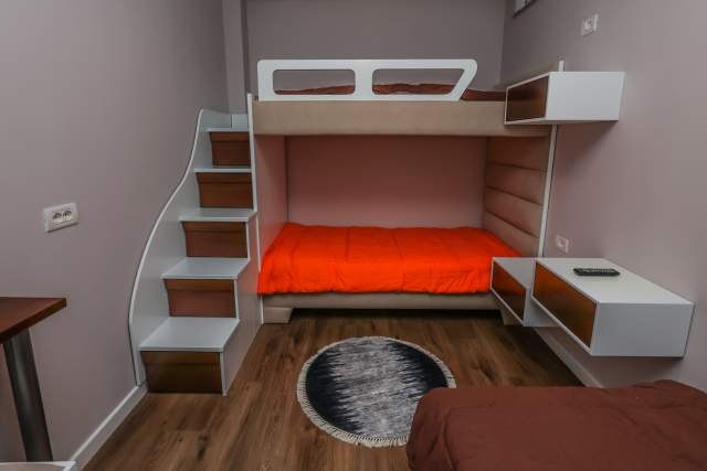 Korce, jap me qera apartament 2+1+BLK Kati 3, 90 m² 50 Euro (Rruga 1 Maji Korçë)