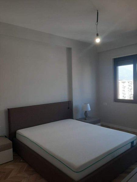 Tirane, jepet me qera apartament 3+2,  136 m² 800 Euro ne Qender
