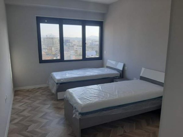Tirane, jepet me qera apartament 3+2,  136 m² 800 Euro ne Qender