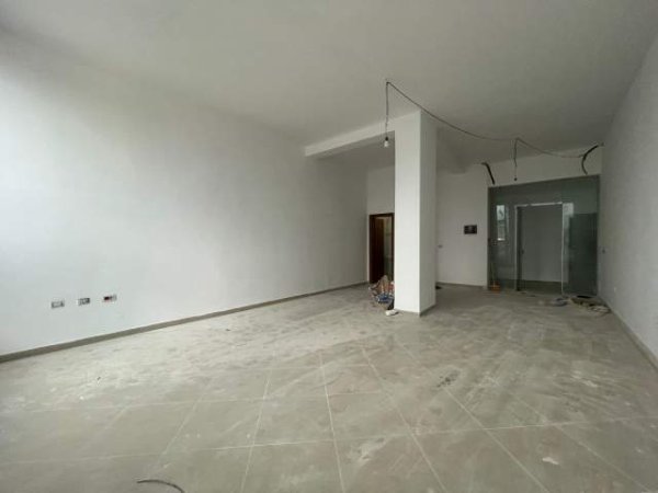 Tirane, jepet me qera ambjent biznesi Kati 1, 60 m² 500 Euro (Unaza e Re)