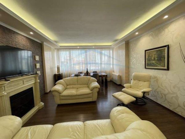 Tirane, jepet me qera apartament 2+1 Kati 7, 155 m² 1.300 Euro (RRUGA E ELBASANIT)