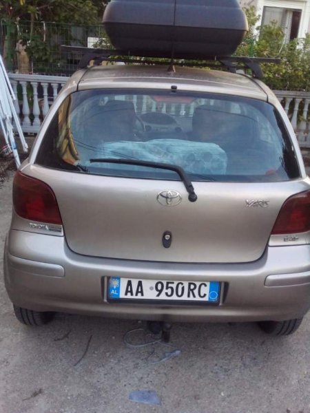 Tirane, shes makine Toyota YARIS Viti 2003, 3.000 Euro