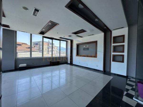 Tirane, jepet me qera ambjent biznesi Kati 1, 112 m² 800 Euro (INSITUT)
