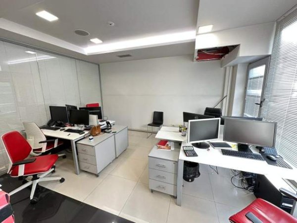 Tirane, jepet me qera ambjent biznesi Kati 1, 143 m² 3.000 Euro (Bllok)