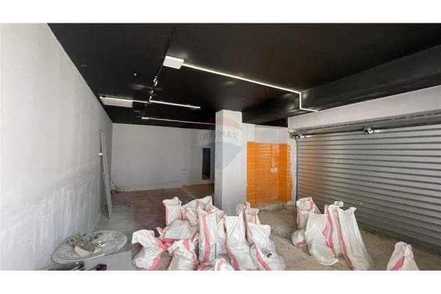 Tirane, shitet dyqan Kati -1, 181 m² 155.000 Euro (Komuna Parisit, prane Lulishtes)