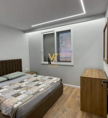 Tirane, jepet me qera apartament 1+1 Kati 3, 90 m² 850 Euro (blloku)