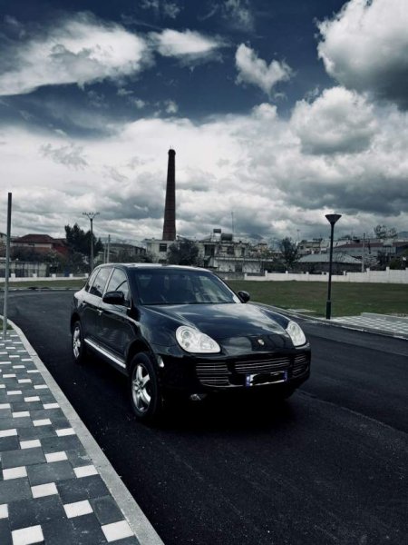Tirane, shes makine Porsche Cayenne Viti 2005, 6.500 Euro