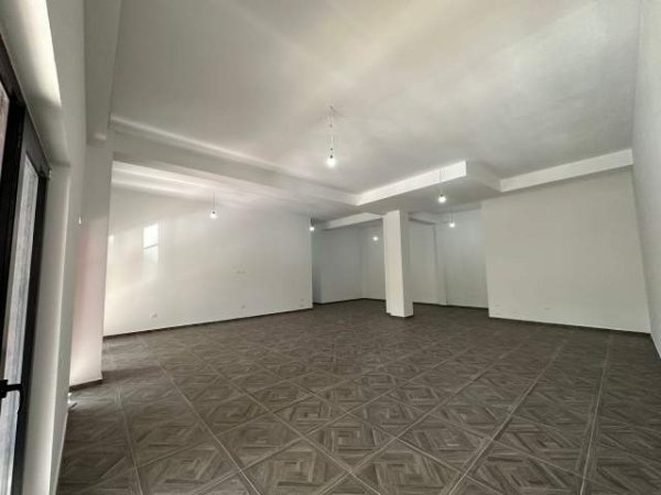 Tirane, jepet me qera zyre Kati 1, 147 m² 1.000 Euro (rruga e dibres)