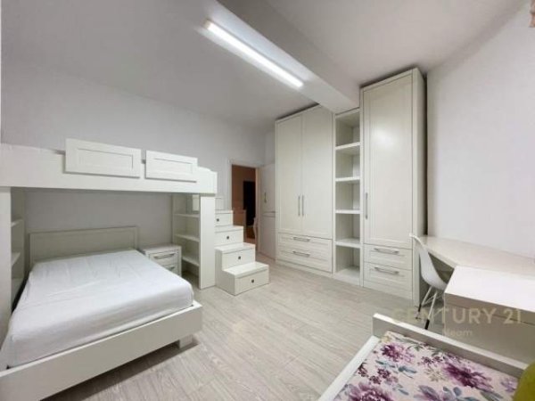 Tirane, shitet apartament 3+1 Kati 2, 144 m²  (LIQENI I THATE)