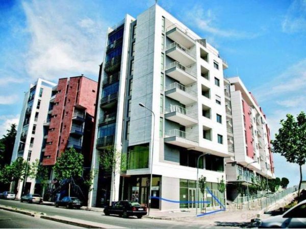 Tirane, ofert dyqan Kati 0, 39 m² 300 Euro (Oxhaku)