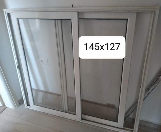 Pogradec, Shes një dritare me përmasa 145x127 me dy pjesë ,çmimi : 3000 lekë.