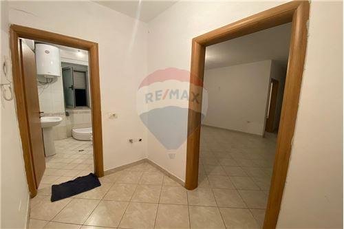 Tirane, shitet apartament 1+1 Kati 6, 62 m² 65.000 Euro (Spitali Hygeja)
