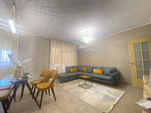 Tirane, jepet me qera apartament 2+1+BLK Kati 10, 108 m² 600 Euro (Kompleksi Panorama)