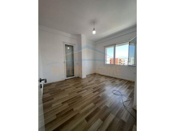 Tirane, jepet me qera apartament Kati 7, 97 m² 400 Euro (UNAZA E RE)