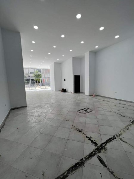 Tirane, jepet me qera ambjent biznesi Kati 1, 130 m² 700 Euro (Bulevardi Migjeni)