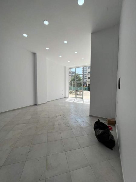 Tirane, jepet me qera ambjent biznesi Kati 1, 130 m² 700 Euro (Bulevardi Migjeni)