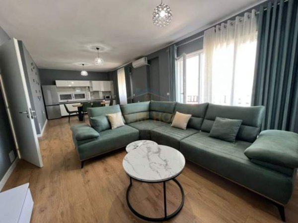 Tirane, jepet me qera apartament Kati 3, 150 m² 800 Euro (Kopshti Botanik)