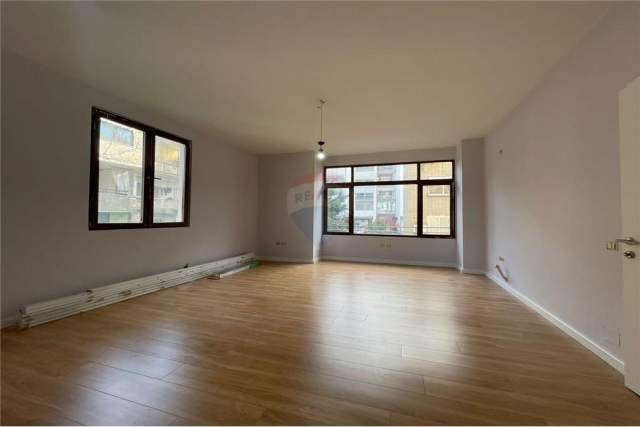 Tirane, shitet apartament 1+1+BLK 136 m² 130.000 Euro