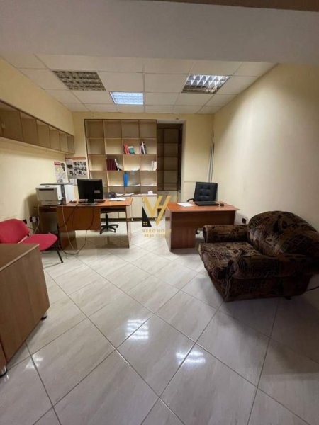 Tirane, jepet me qera zyre Kati 0, 25 m² 300 Euro (bulevardi zogu i pare)