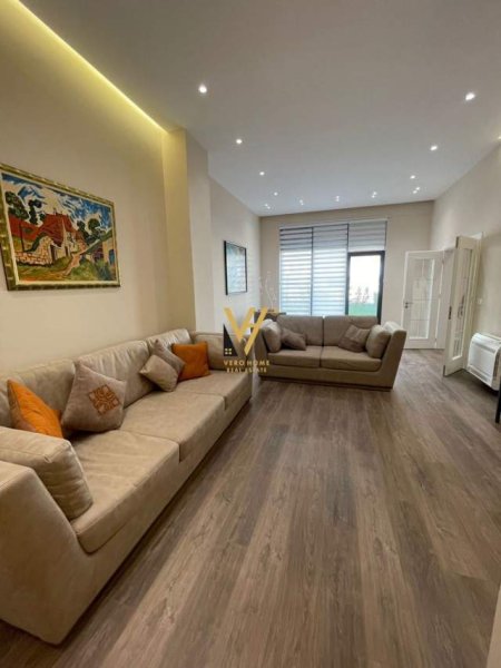 Tirane, jepet me qera apartament duplex 3+1 Kati 1, 262 m² 1.200 Euro (KODRA E DIELLIT 1)