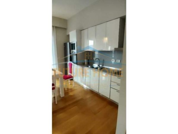 Tirane, jap me qera apartament 2+1 Kati 5, 100 m² 900 Euro (Garda)