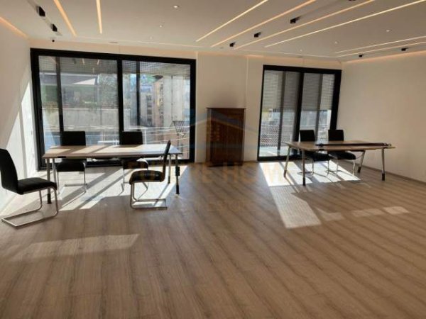 Tirane, jepet me qera zyre Kati 7, 110 m² 1.500 Euro (Rr. Ismail Qemali, Bllok)