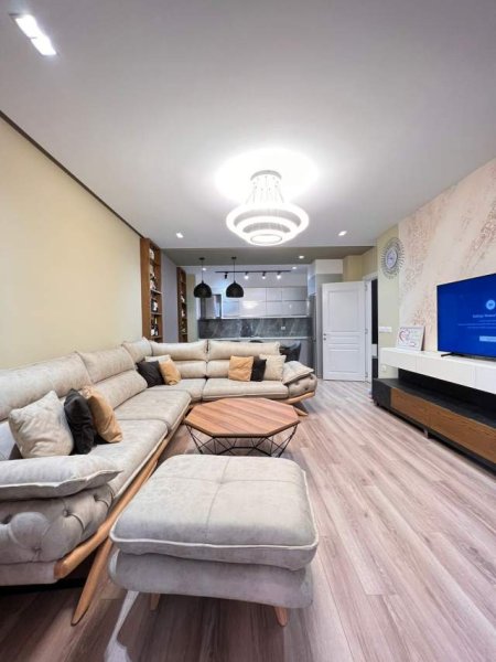Tirane, shitet apartament Kati 1, 117 m² 185.000 Euro (rruga e Kavajes)