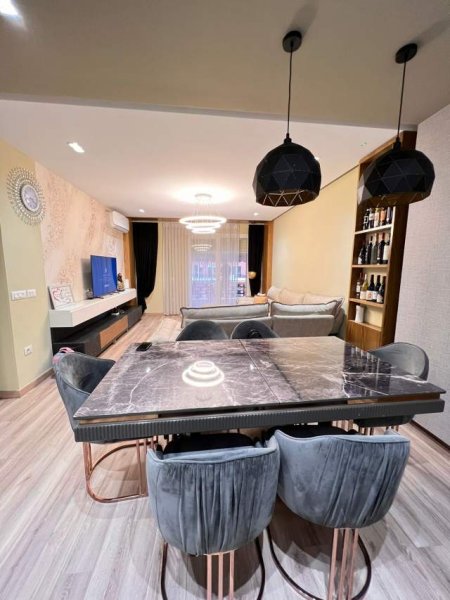 Tirane, shitet apartament Kati 1, 117 m² 185.000 Euro (rruga e Kavajes)
