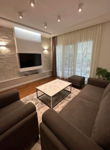 Tirane, jepet me qera apartament 2+1 Kati 2, 118 m² 1.100 Euro tek Kopshti botanik