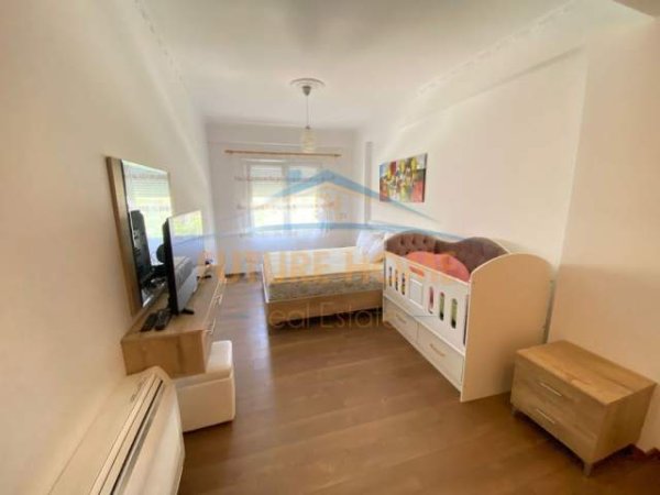 Tirane, jepet me qera apartament duplex Kati 1, 130 m² 700 Euro (Rezidenca Kodra e Diellit 2)