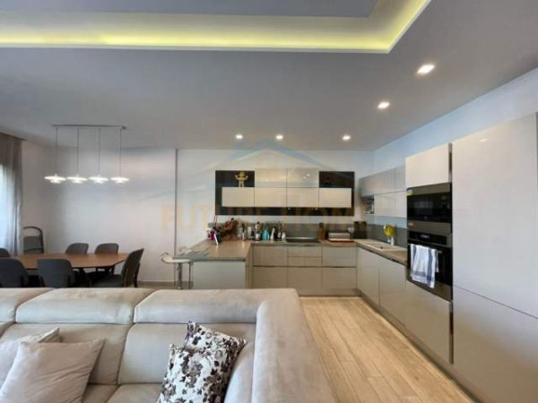 Tirane, jepet me qera apartament 2+1 Kati 6, 140 m² 1.400 Euro (Zogu i Zi)
