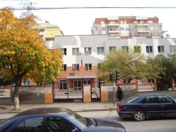 Tirane, jepet me qera apartament 1+1+BLK Kati 6, 70 m² 550 Euro (Perballe gjimnazit Petro Nini)