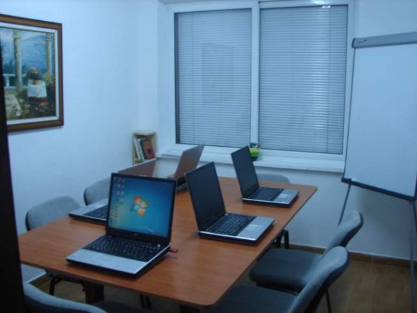 Tirane, jepet  ambient per zyra me qera Kati 2, 70 m² 400 Euro prane  tregut Dinamo